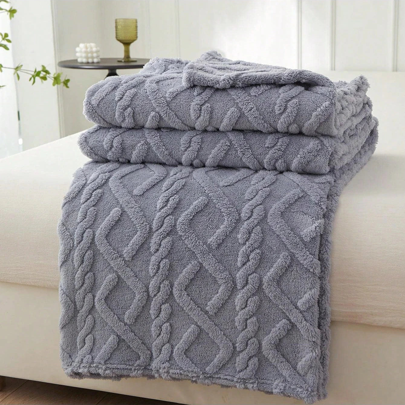 Clever Coral Fleece Blanket – Soft, Lightweight & Multi-Purpose Throw for Home, Travel & Cozy Naps 🧺🛋️
