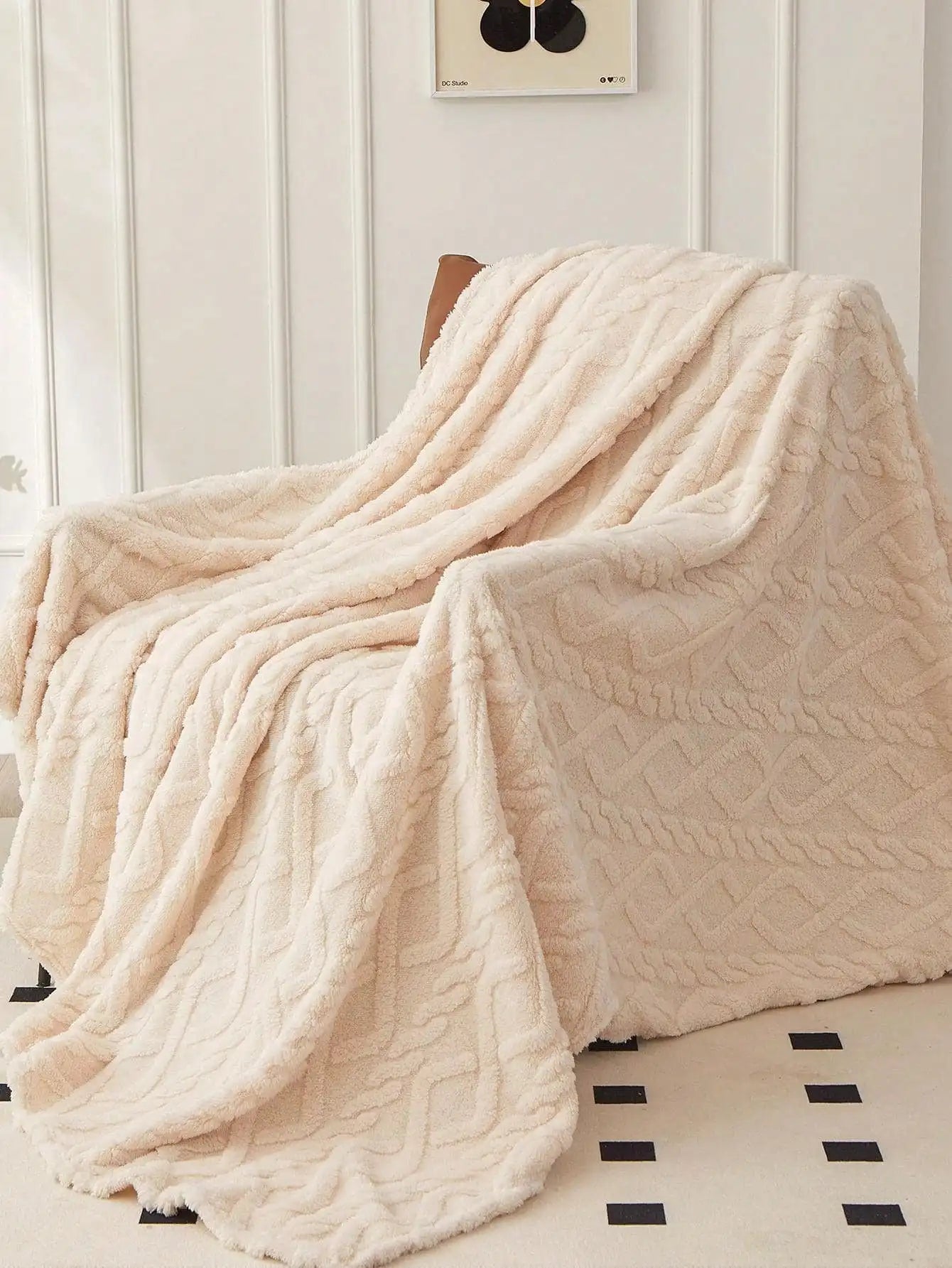 Clever Coral Fleece Blanket – Soft, Lightweight & Multi-Purpose Throw for Home, Travel & Cozy Naps 🧺🛋️